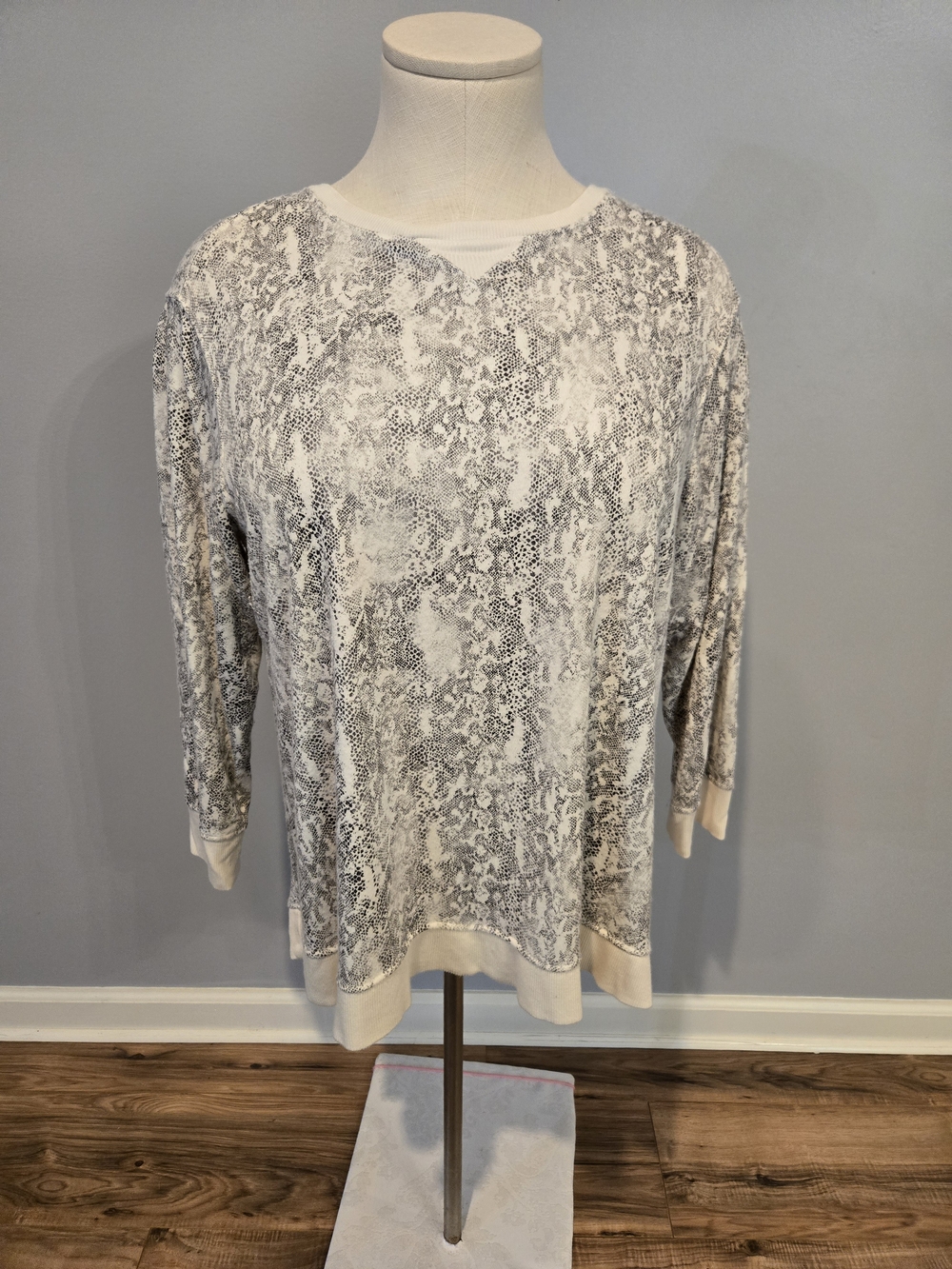 Light Gray & Cream Snakeskin Patterned Pullover Sweatshirt